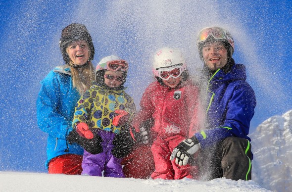Familie beim Skifahren