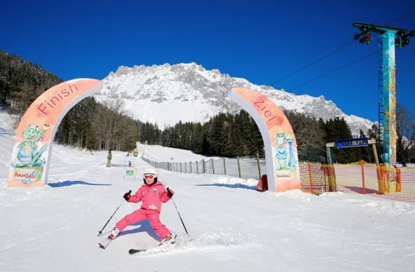 Kind beim Skifahren im Kinder-Skiegebiet