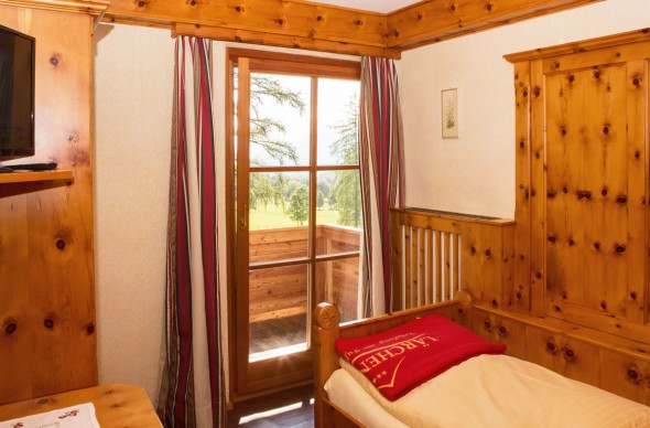 Einbett-Zimmer mit Balkon und TV im Hotel Lärchenhof in der Ramsau