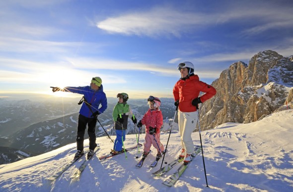Familie beim Skifahren in Ramau am Dachstein © Herbert Raffalt