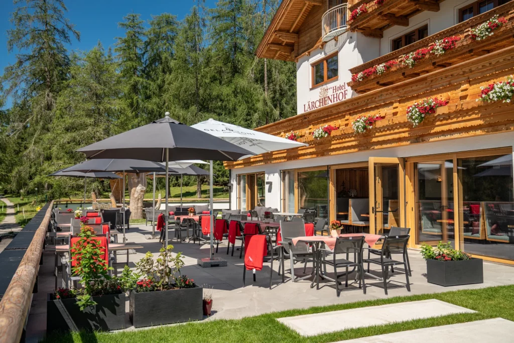 Terasse im Naturhotel Lärchenhof in Ramsau am Dachstein