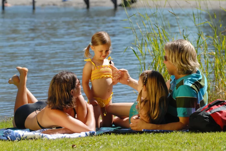 Eine Familie am Badeesee