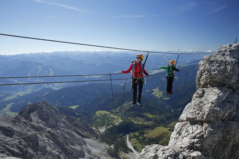 Personen beim Klettern in den Bergen am Dachstein in Ramsau