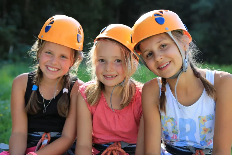 Kinder mit Helmen beim Rittisberg