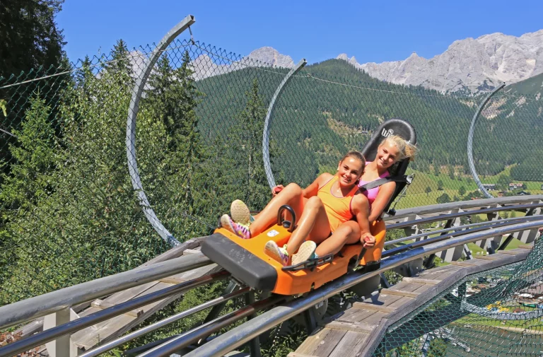 Frau und Kind beim der Sommerrodelbahn am Rittisberg