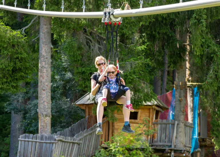 Mutter und Kind beim Ziplining