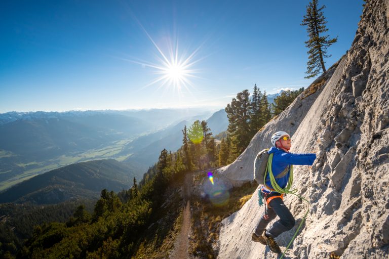 Eine Person beim klettern eines Berges