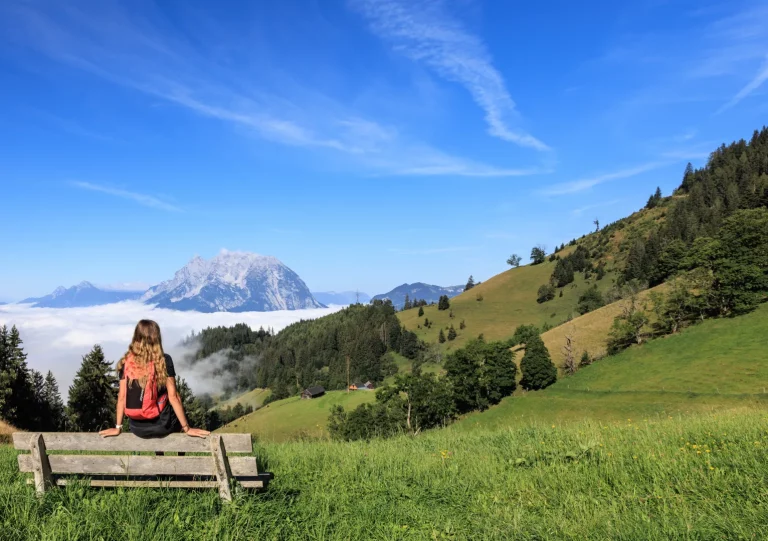 Eine Person die sich die Berge in Ramsau ansieht