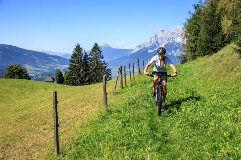Eine Person beim Mountainbiking in Ramsau