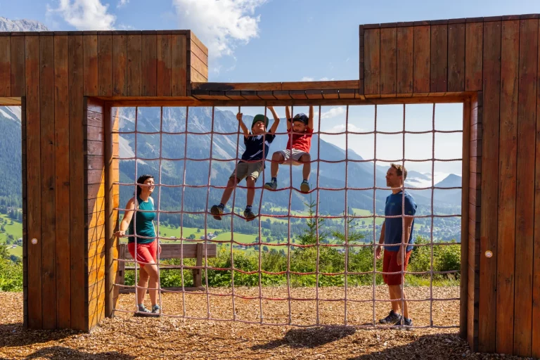 Kinder und Famlie beim klettern