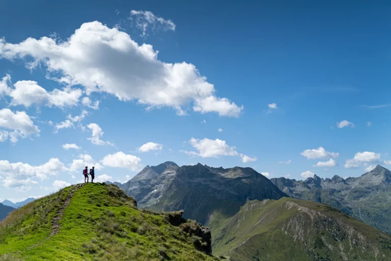 Panoramablick von Bergen mit zwei Personen in der Ferne
