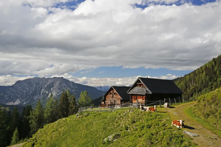 Berggipfel mit zwei Häusern