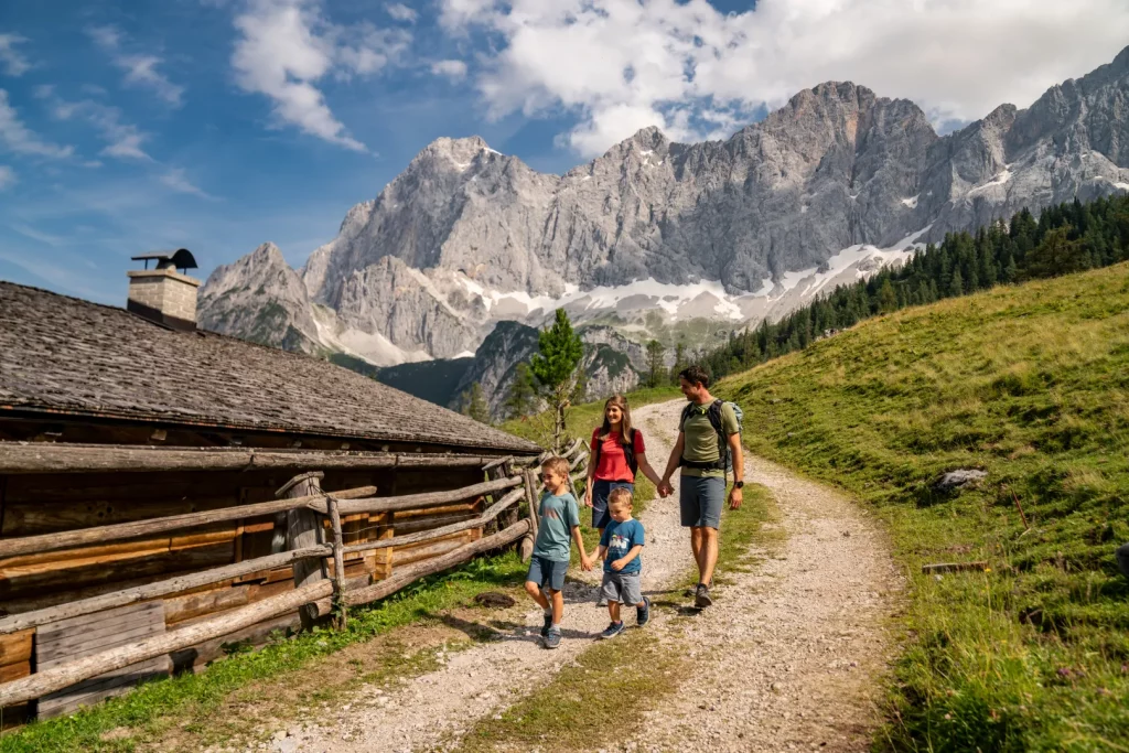 Eine Familie im Sommer beim Wandern in Ramsau
