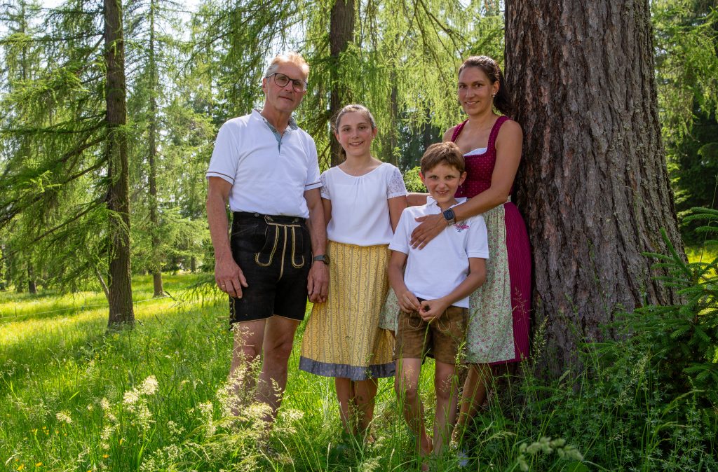 Die Familier Walcher vor dem Naturhotel Lärchenhof in Ramsau