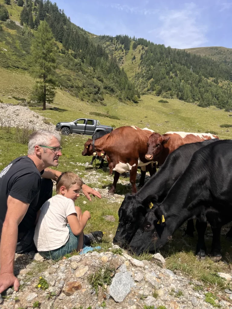 Mann und Kund zusammen mit einem Angusrind