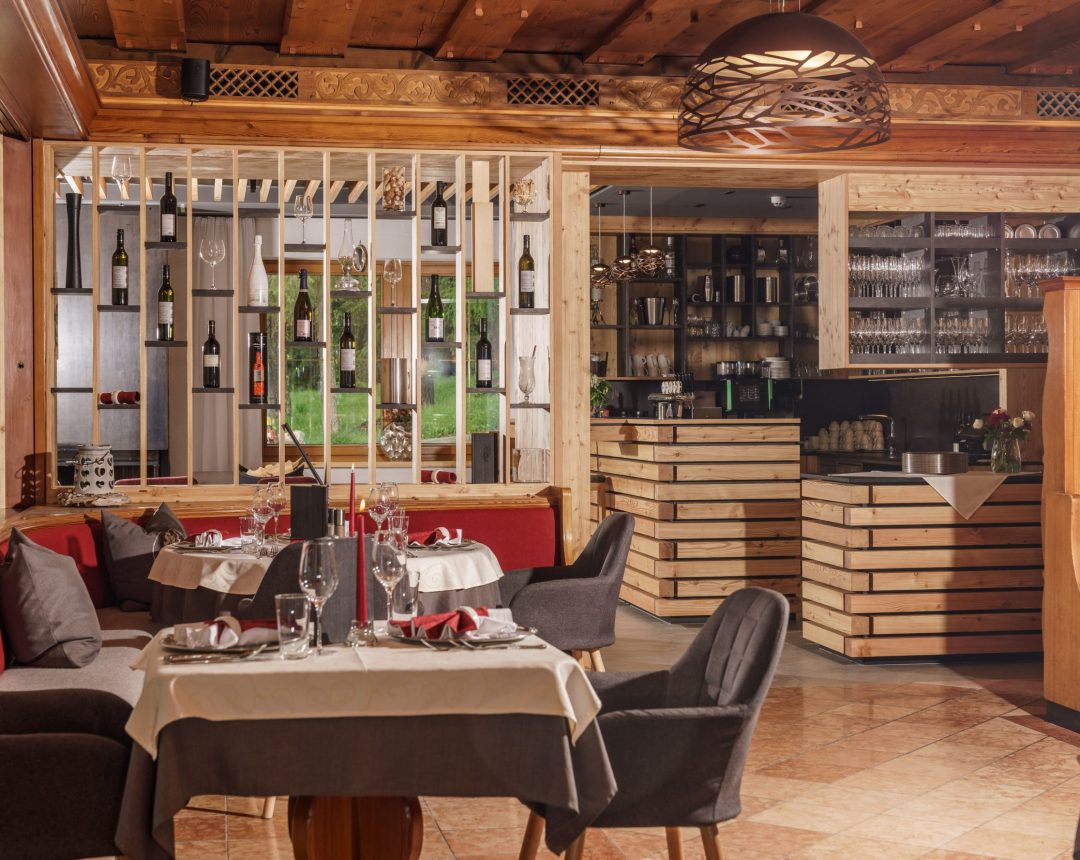 Bar und Ansicht des Restaurants im Naturhotel Lärchenhof