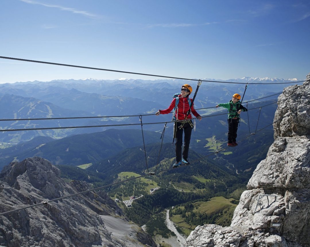 Personen beim Klettern in den Bergen am Dachstein in Ramsau