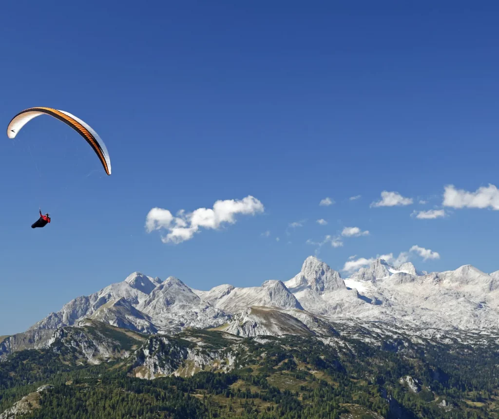 Ein Paragleiter im Sommer im Himmel