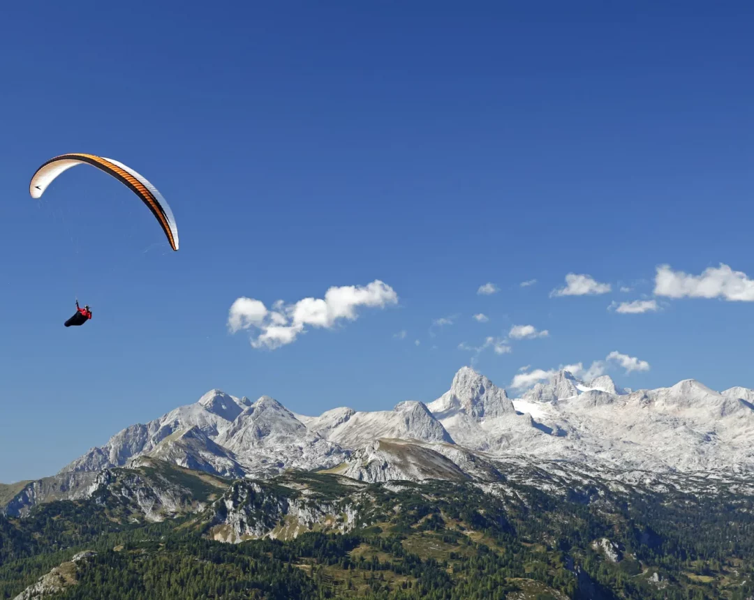 Ein Paragleiter im Sommer im Himmel