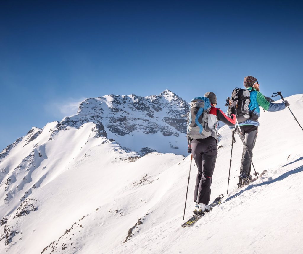 Personen auf einer Skitour in den Bergen