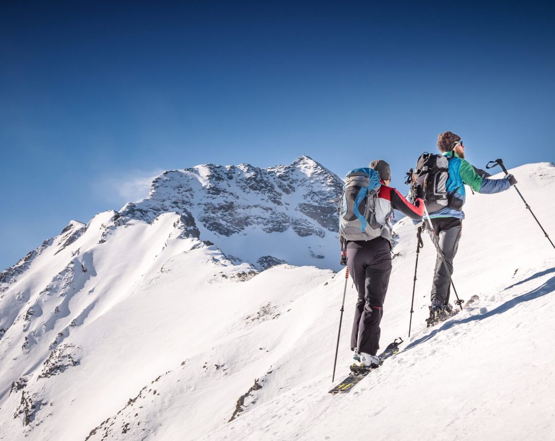 Personen auf einer Skitour in den Bergen