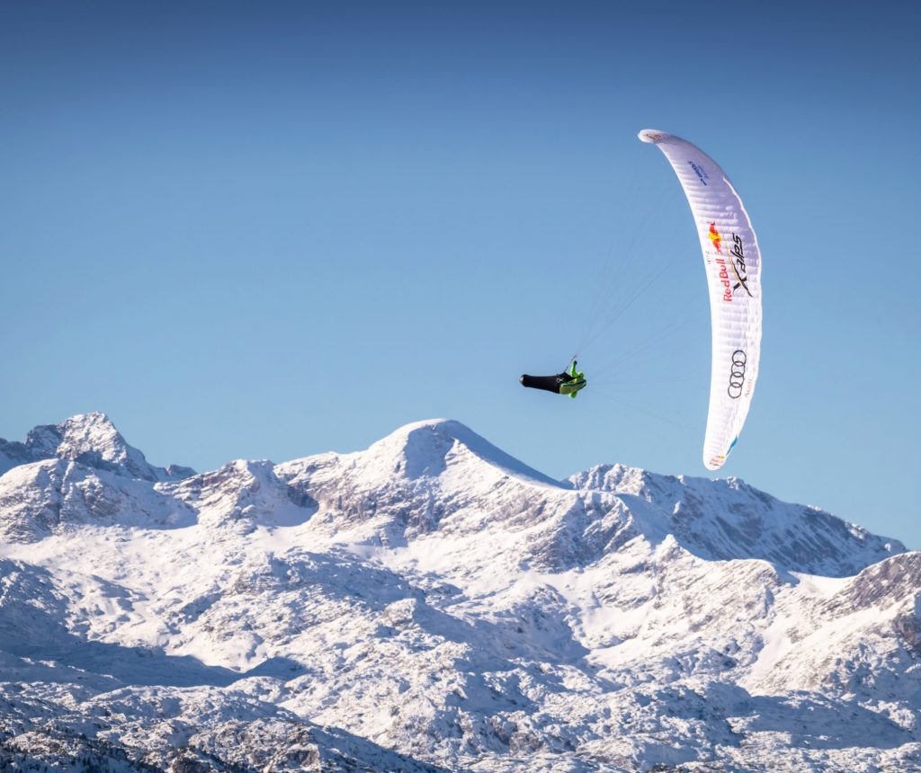 Paragleiter über den Bergen