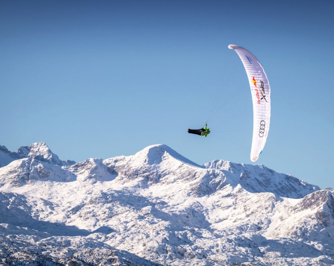 Paragleiter über den Bergen