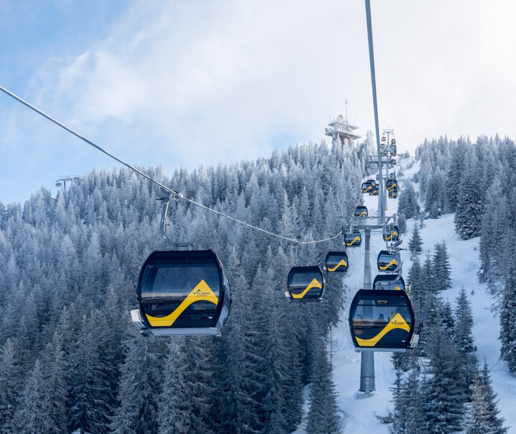 Seilbahn auf die Planai, eine 10er-Gondelbahn, und ihre Bergstation.