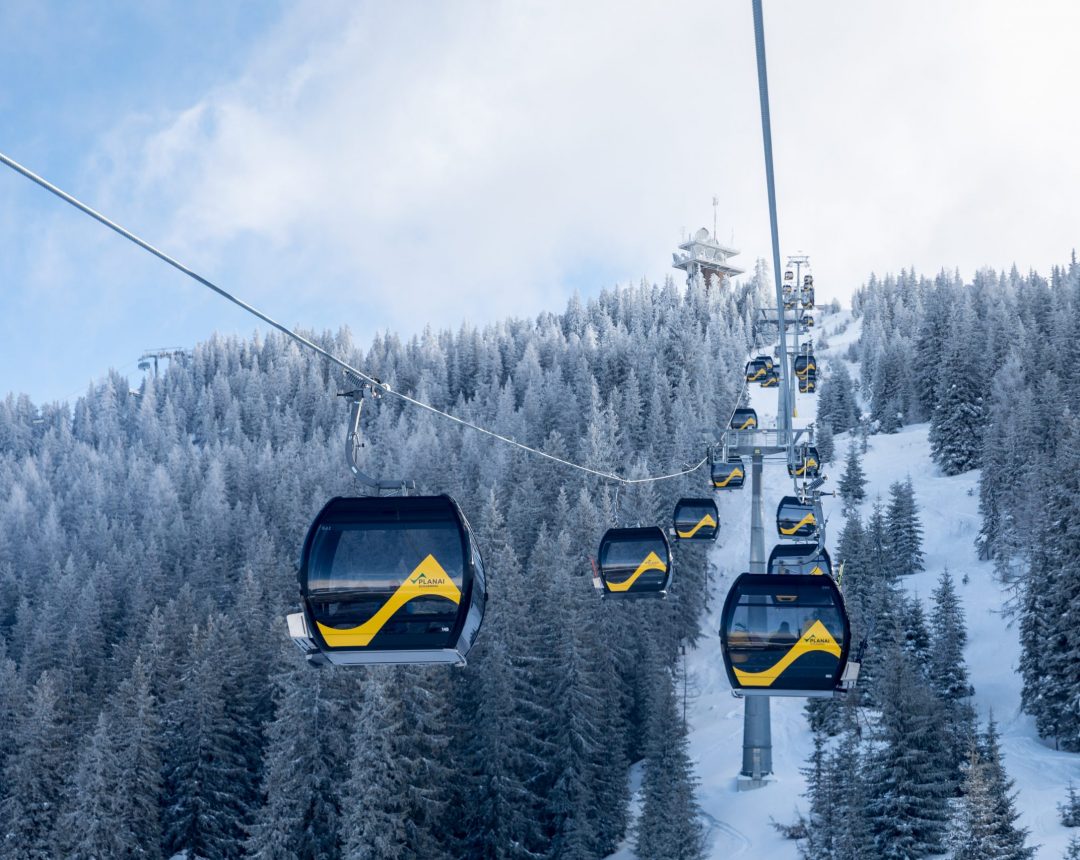 Seilbahn auf die Planai, eine 10er-Gondelbahn, und ihre Bergstation.