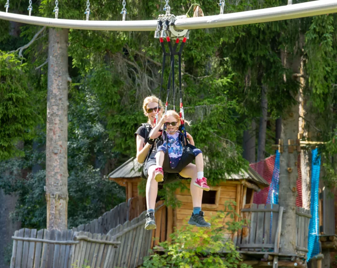 Mutter und Kind beim Ziplining