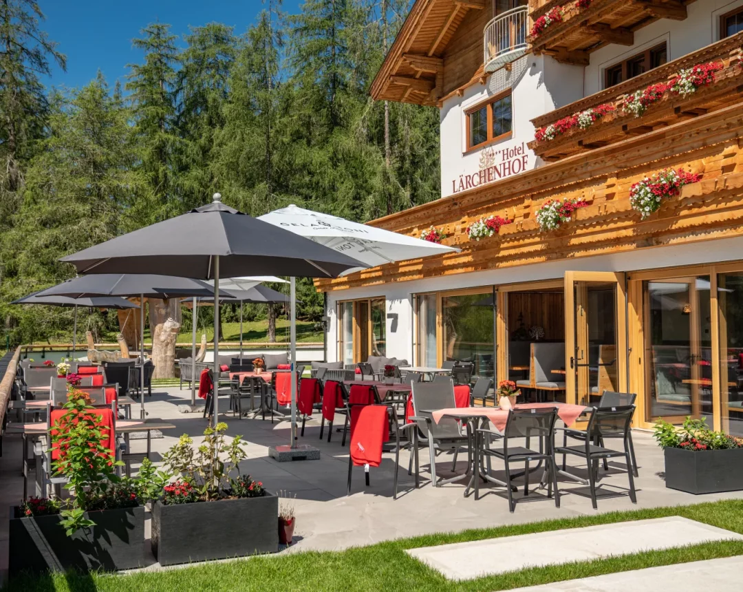 Terasse im Naturhotel Lärchenhof in Ramsau am Dachstein