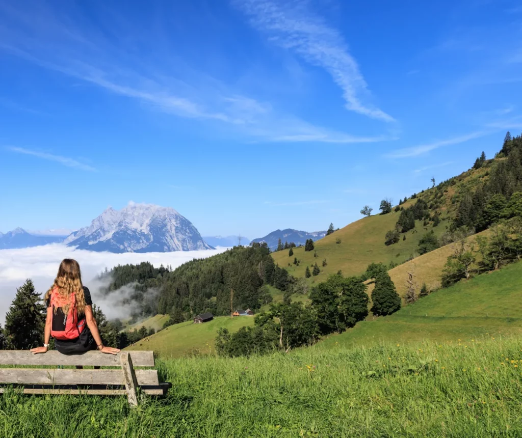 Eine Person die sich die Berge in Ramsau ansieht