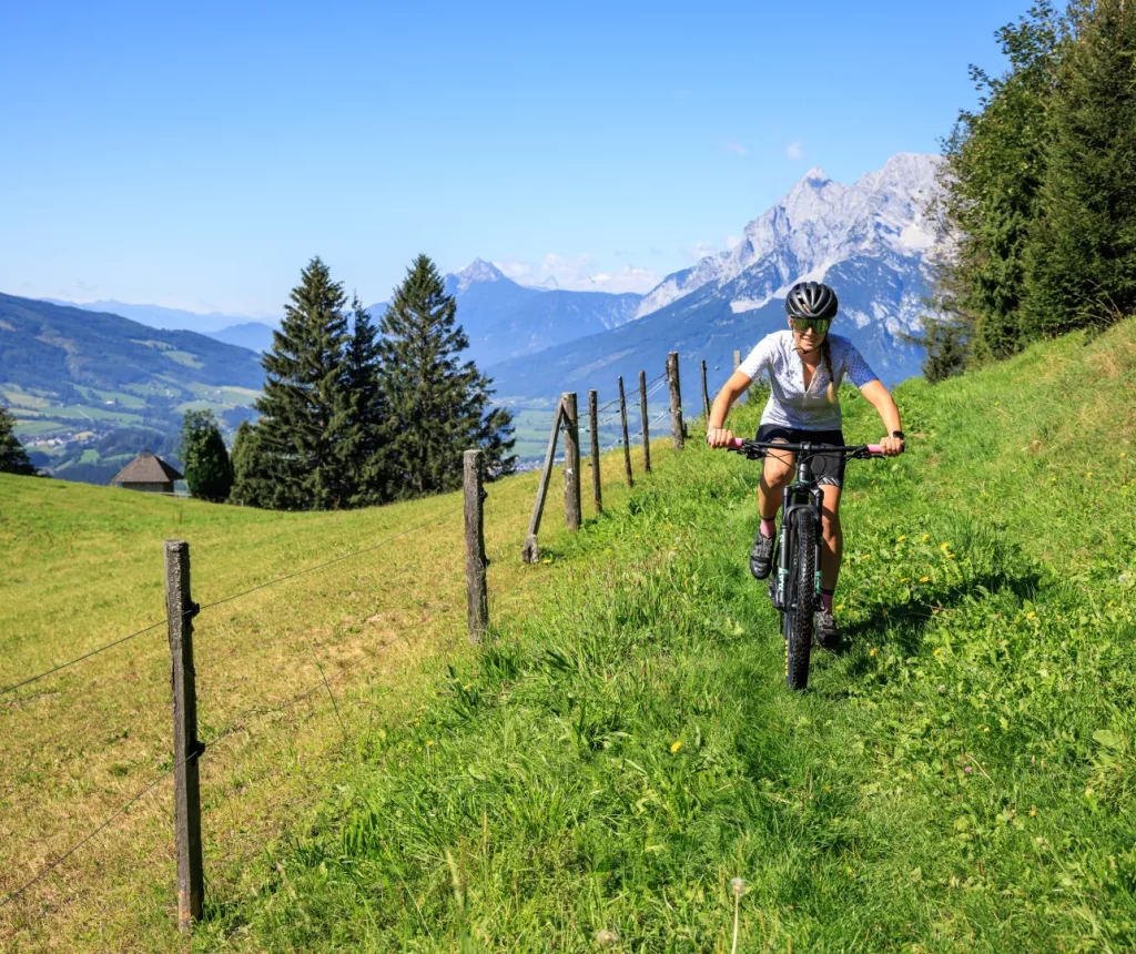 Eine Person beim Mountainbiking in Ramsau