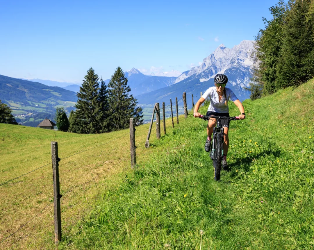 Eine Person beim Mountainbiking in Ramsau