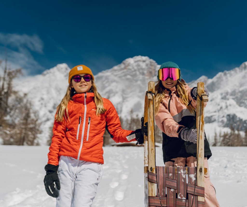 Zwei Frauen die Ski fahren