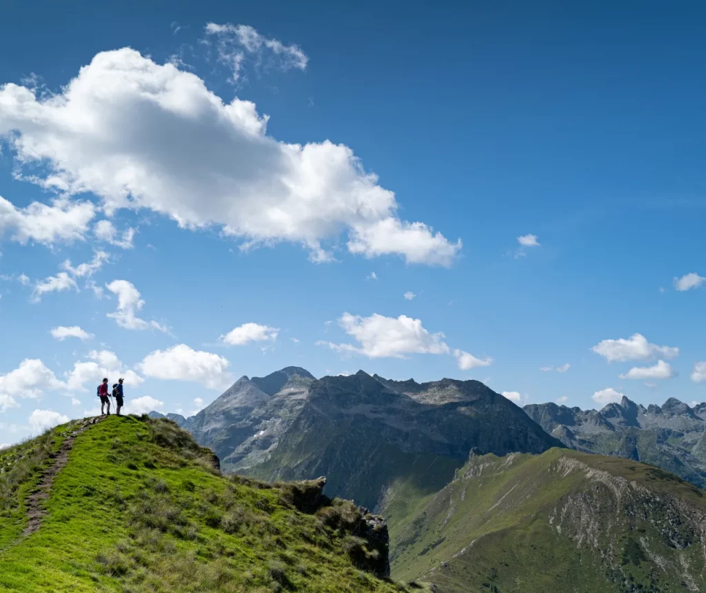 Berge in Ramsau mit zwei Personen in der Ferne