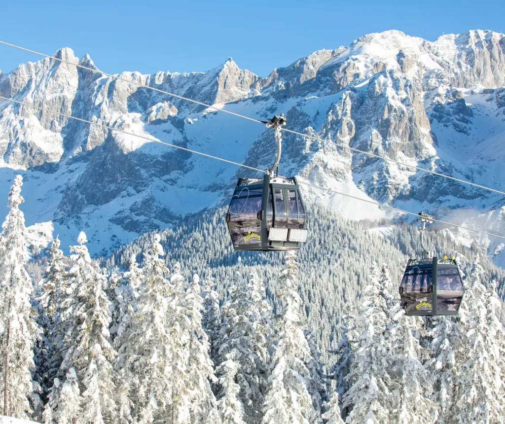 Skigondel in Ski Amade mit Wald und Berg im Hintergrund