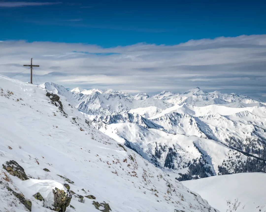 Naturbild eines Berges im Winter mit Schnee