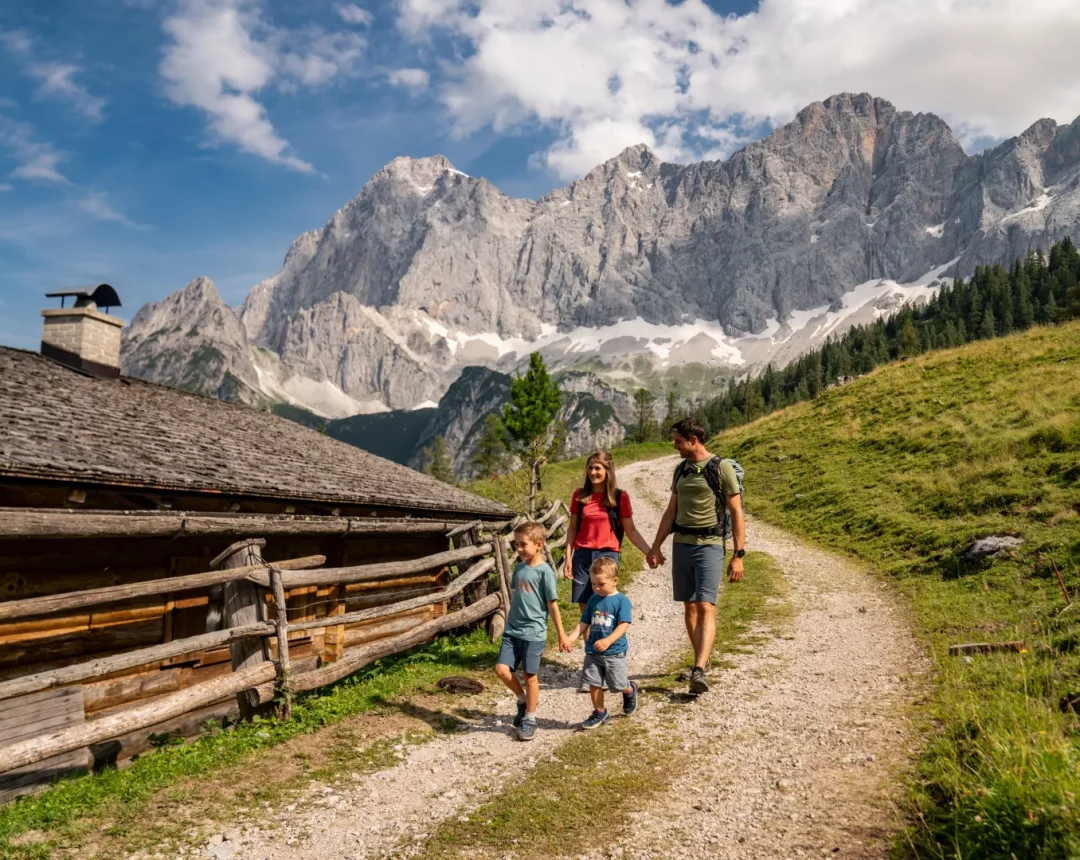 Eine Familie im Sommer beim Wandern in Ramsau
