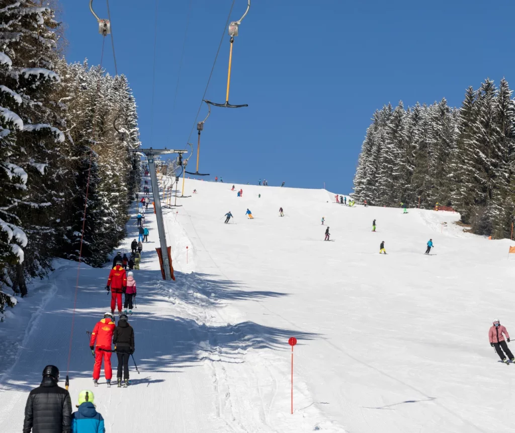Skifahrer und Ski-Lift in Ramsau am Rittisberg
