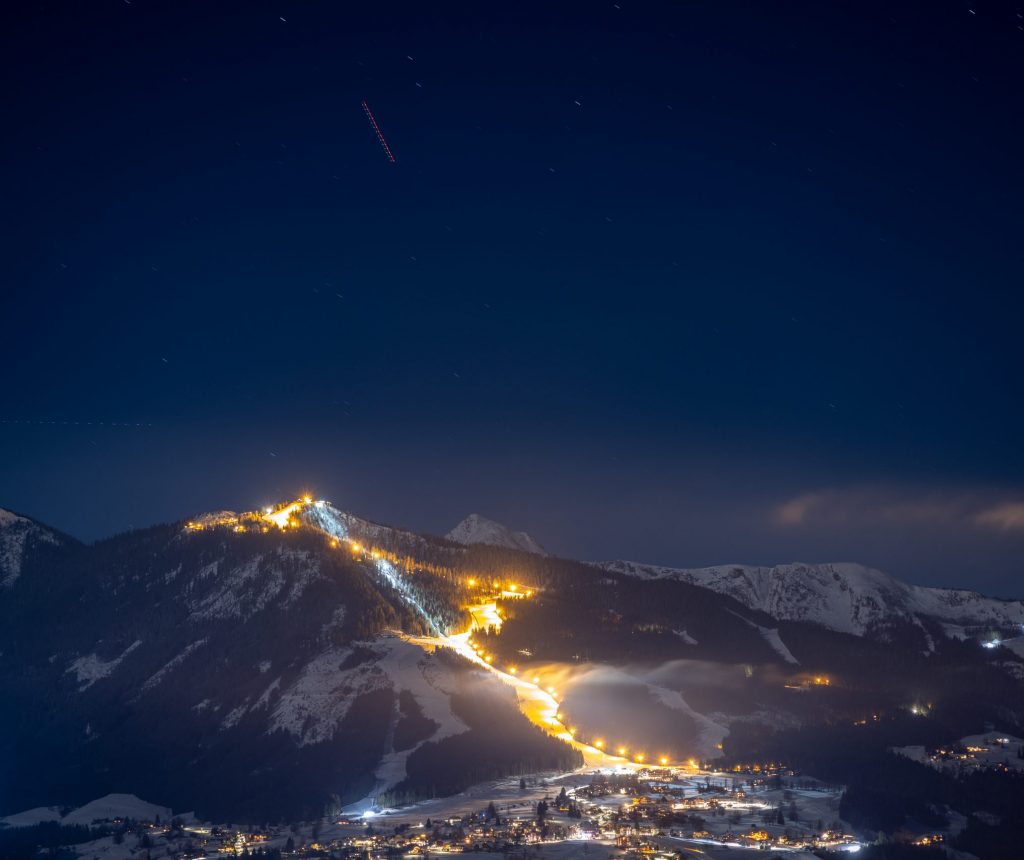Ski-berg Hochwurzen am Schladming bei Nacht, beleuchtet