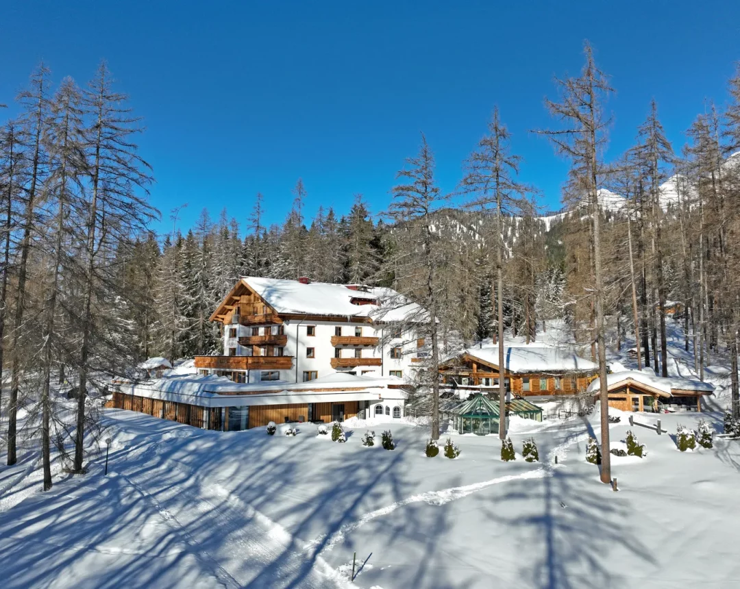 Außenansicht des Naturhotels Lärchenhof im Winter