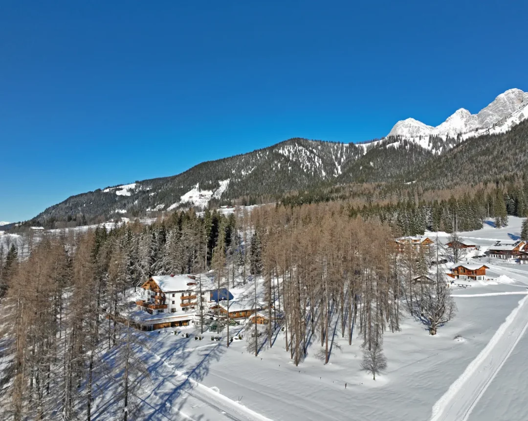 Luftaufnahme des Naturhotels Lärchenhof im Winter