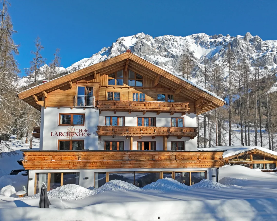 Außenansicht des Naturhotels Lärchenhof im Winter