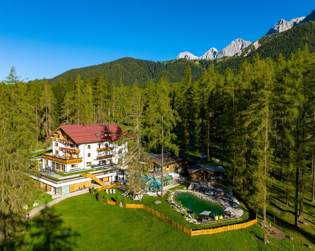 Außenansicht des Naturhotels Lärchenhof