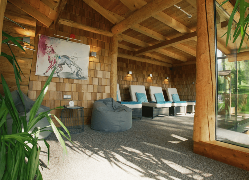 Wellnessbereich mit viel Holz und gemütlichen Relaxliegen im Naturhotel Lärchenhof in Ramsau am Dachhstein