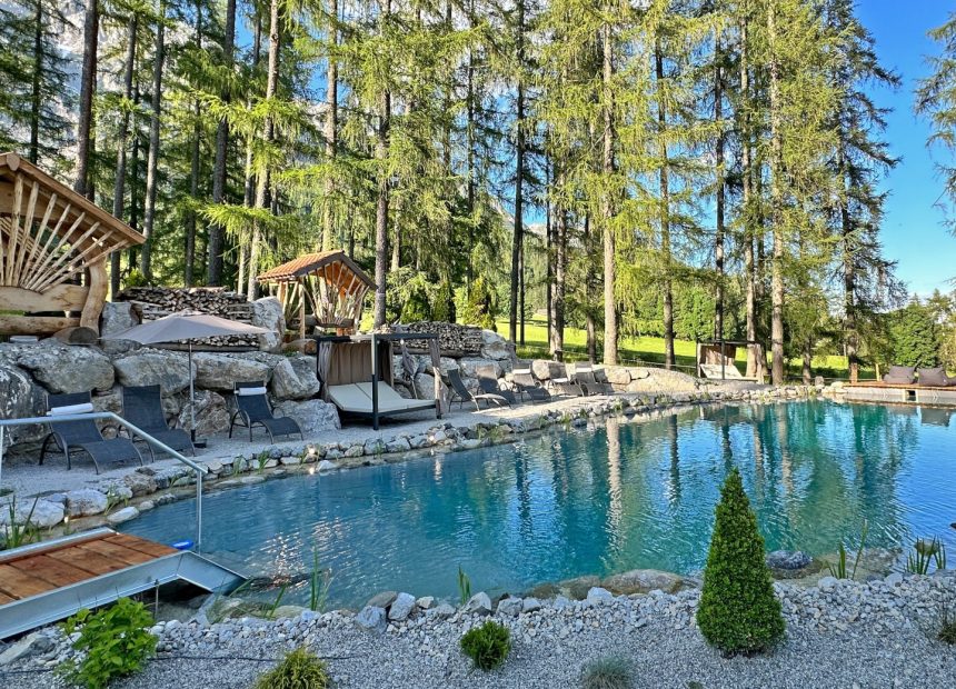 Naturteich beim Naturhotel Lärchenhof in Ramsau