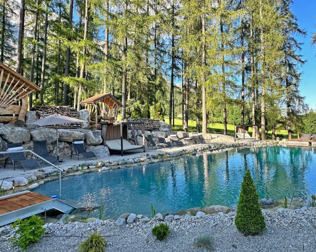 Naturteich beim Naturhotel Lärchenhof in Ramsau