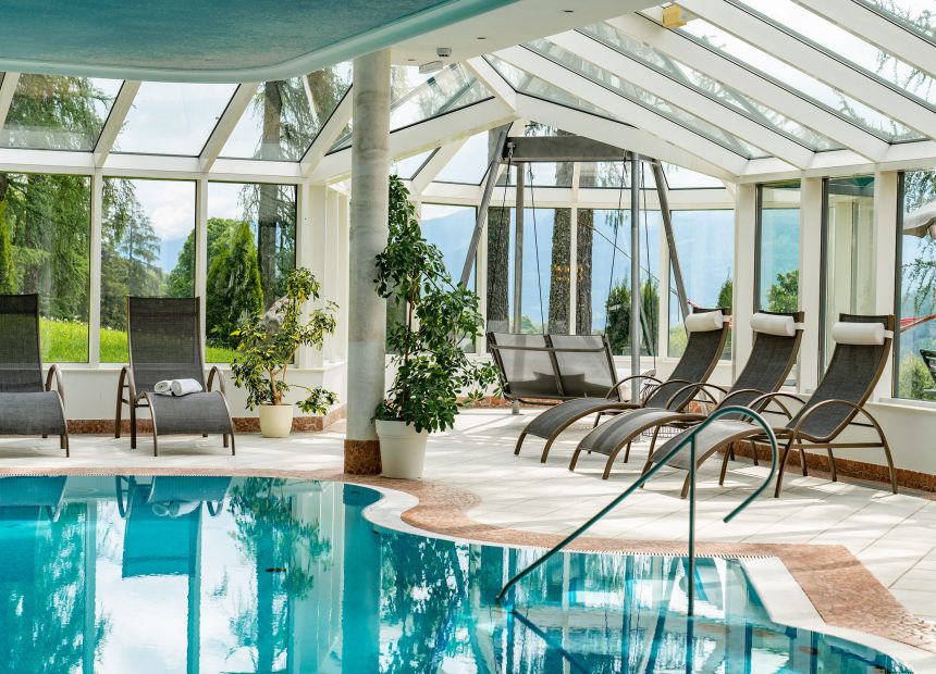 Wellnessbereich mit Pool im Naturhotel Lärchenhof