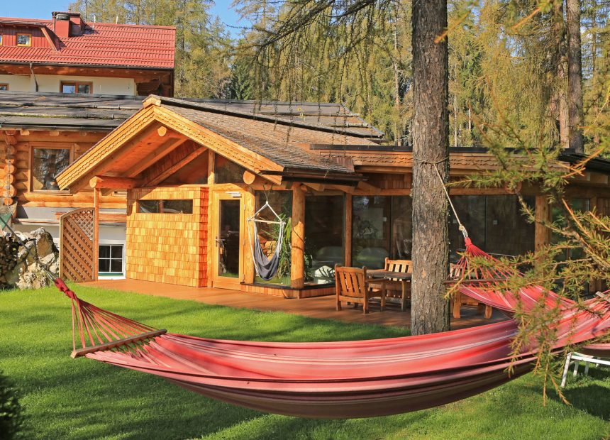 Hängematte im Wellnessbereich im Naturhotel Lärchenhof